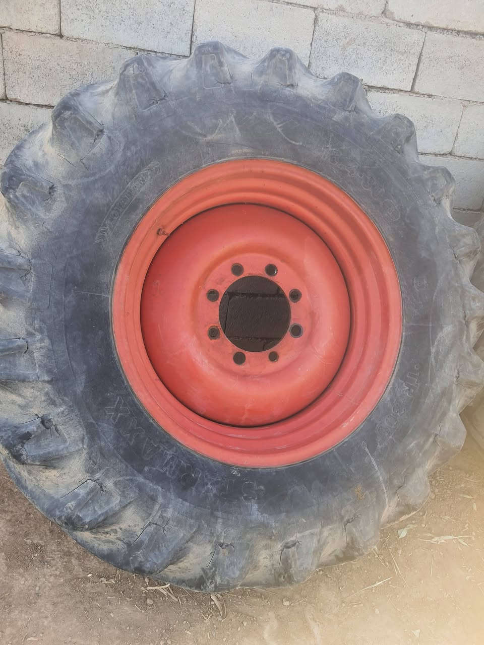 زوج تايرات للبيع  هنه والوياله مالتهن حجم ٣٠ على ١٨ نضيفات المكان ديالى ***********
