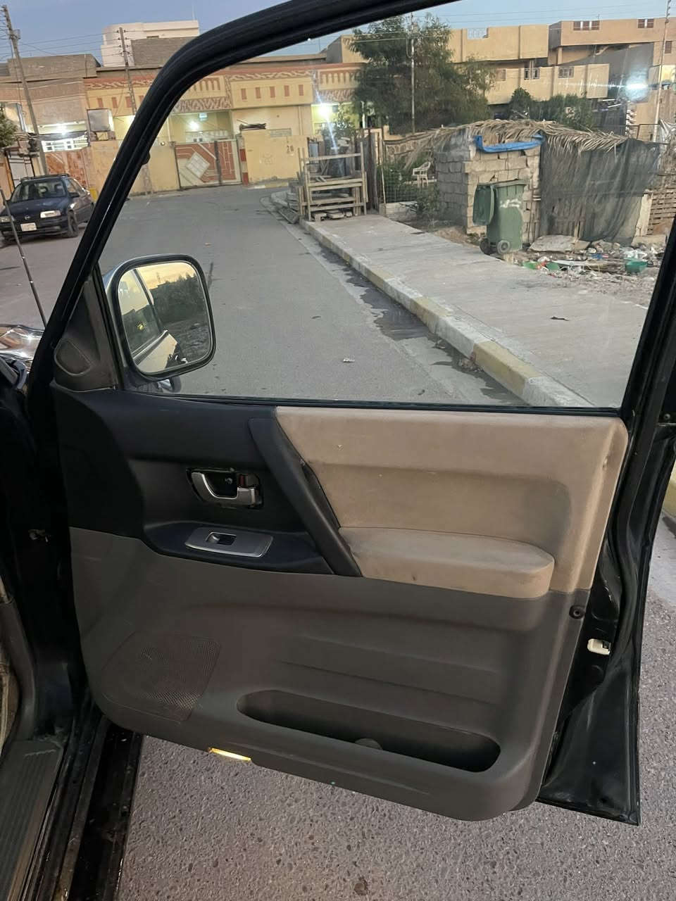 السلام عليكم باجيرو 2005مصبوغه حزام جماليه  7 راكب مكينه 3000 V6 تبريد شغال كهربيات كله شغاله مريات شفط آريل كهربائي داخل نظيف رقم بغداد تحويل ثاني يوم مكان سياره الانبار -فلوجه سعر 80رقم تلفون ***********
