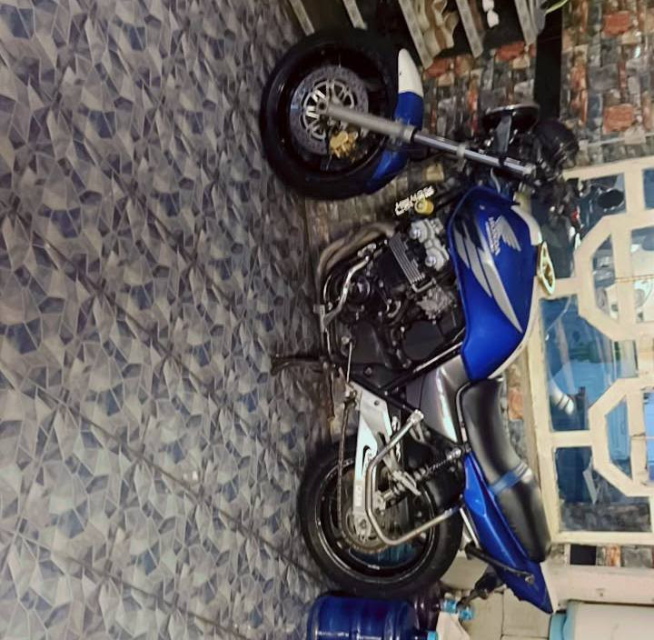 للبيع سي بي 4 2004 اوراق كامله ***********
