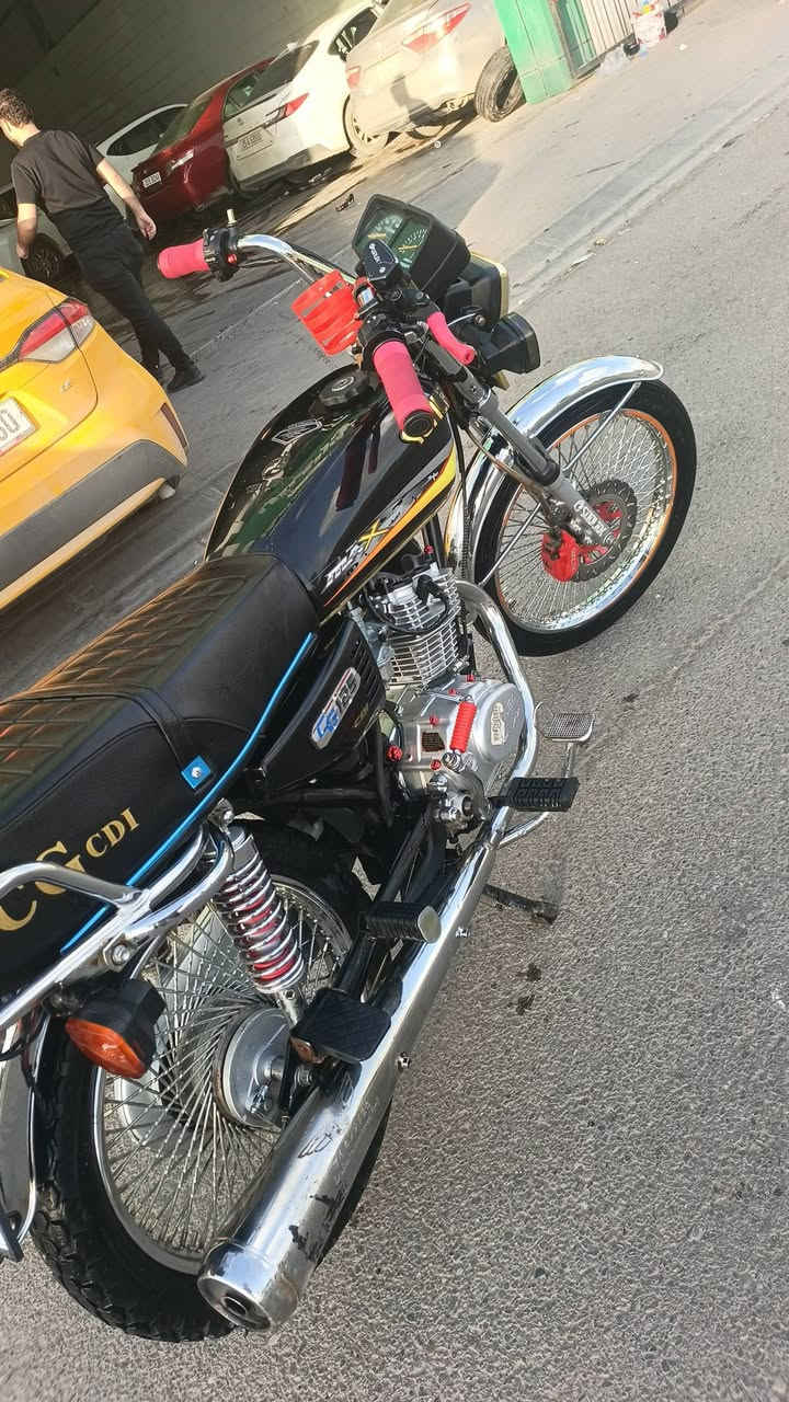 سلام عليكم 🇮🇶
للبيع او مراوس 🏍تايكر سونك    4 كير باب اول محرك طبكه ذهبي 💛
دراج خير من الله كل عيب مابيه جانت متروكه 
محرك كبس شرط ممفتوح ✈️
كهربايات كله شغال 
منفيس عقد اوراق كامل 
تايرات كله جديد كل نقص مابي 🌸
سعره 525 بي مجال بسيط 
***********
