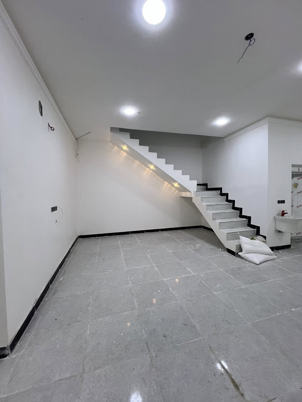 ♦️يعلن مكتب عقارات ابو شريفه العبادي 
*********** 
عن دار للبيع 🏚️ 
في شط العرب باب االهوى 
♦️المساحة 200
♦️بناء درجة أولى بلوك 
♦️يحتوي البيت ثلاث غرف نوم + صاله +مطبخ  + دوانيه + حمامات داخليه وخارجيه+ 

♦️السعر 103
للاستفسار اكثر اتصل  
*********** 
نستقبل عروضكم دور سكينه وقطع اراضي في شط العرب فقط
