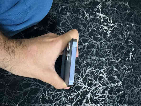 السلام عليكم 
ايفون 13 برو ماكس لون سمائي 
ذاكره 256
بطاريه 90
ماداخل نضيف 100‎%‎
السعر 800
العنوان بغداد مدينة الصدر تواصل ***********
