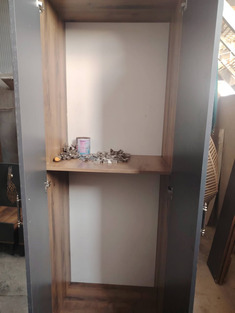 سلام عليكم غرفه 5 قطع
كنتور 240م
جربايه كامله اي نقص ما بيها 
ميز توليت سكك جديده 
كومديات عدد 2 
سعر سعر معه توصيل 390 الف 
اي استفسار وات ساب او رقم 
***********
ملاحظة غرفه اي اي نقص ما بيها
