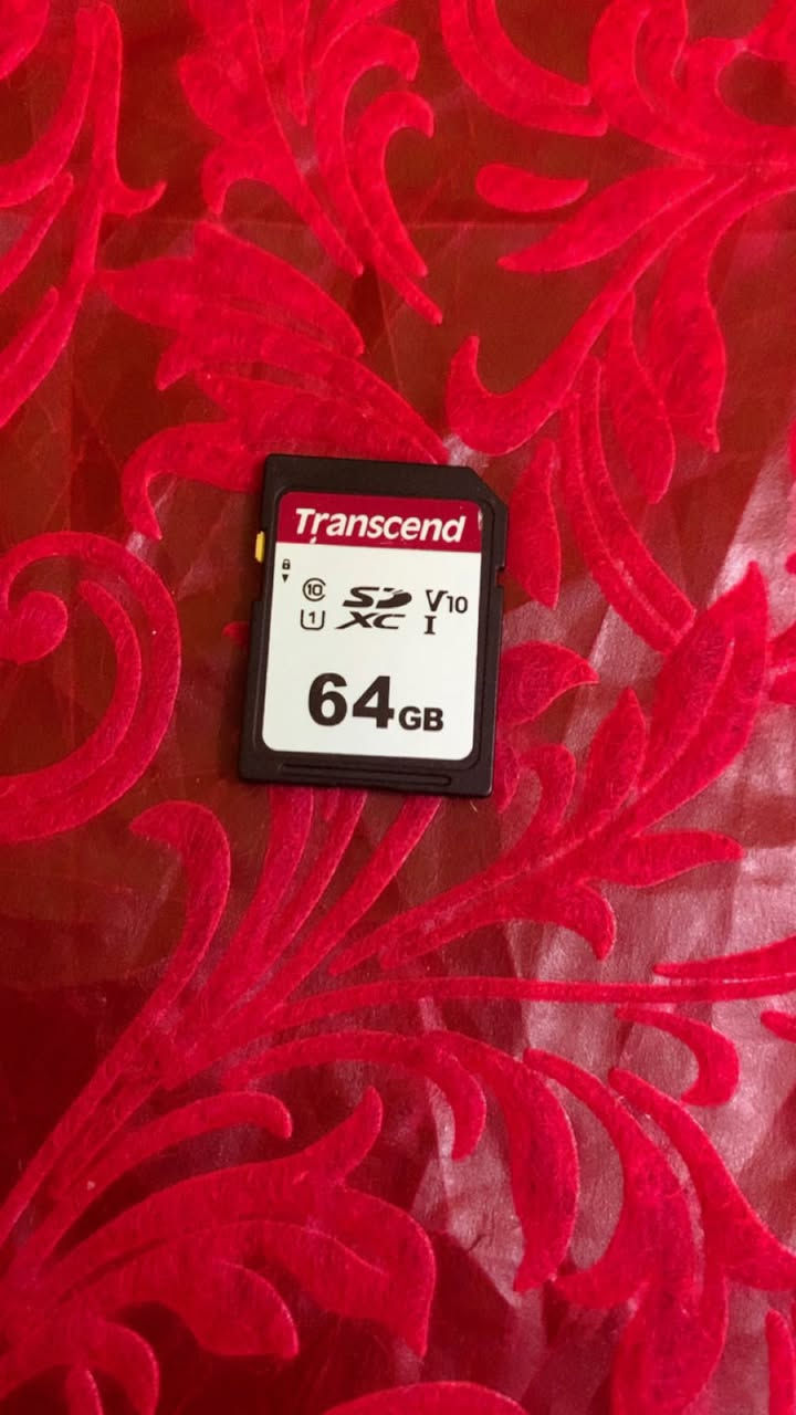 للبيع كاميرا نيكون D7000 مع عدّة كاملة
📍 موديل: Nikon D7000 DSLR
📸 الحالة: مستعملة بس بحالة جيدة
🎒 تشمل:

جسم كاميرا Nikon D7000
ذاكرة 64 GB
ستاند ثلاثي (ترايبود)
عدسه (50) ملم 
ستاند أحادي (مونوبود)
بطارية وحدة + شاحن
أدابتير/كابل نقل صور
شنطة للكاميرا

السعر: (600 وبيها مجال)
للتواصل: رقم هاتفك/واتساب)
المنطقة: الناصرية / العراق
يوجد توصيل


**إذا كنت صاحب هذا الإعلان وتريد حذفه لأي سبب، رجاءا أرسل رسالة إلى الدعم الفني**