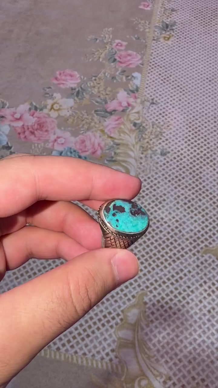 ‏3 خواتم للبيع الاول عقيق يماني قديم بصياغة ايرانية مختوم من الأسفل (وَمَن يَتَّقِ ٱللَّهَ يَجۡعَل لَّهُۥ مَخۡرَجٗا (2) وَيَرۡزُقۡهُ مِنۡ حَيۡثُ لَا يَحۡتَسِبُۚ وَمَن يَتَوَكَّلۡ عَلَى ٱللَّهِ فَهُوَ حَسۡبُهُۥٓۚ إِنَّ ٱللَّهَ بَٰلِغُ أَمۡرِهِۦۚ قَدۡ جَعَلَ ٱللَّهُ لِكُلِّ شَيۡءٖ قَدۡرٗا )
الخاتم الثاني وهو عقيق يماني كرزي بصياغة مختوم (علي ولي الله) 
الخاتم الثالث فيروزج 

السعر250 الف دينار وبيهن مجال
مكاني العمارة 
موجود واتساب *********** 
تشتري شرط الفحص
