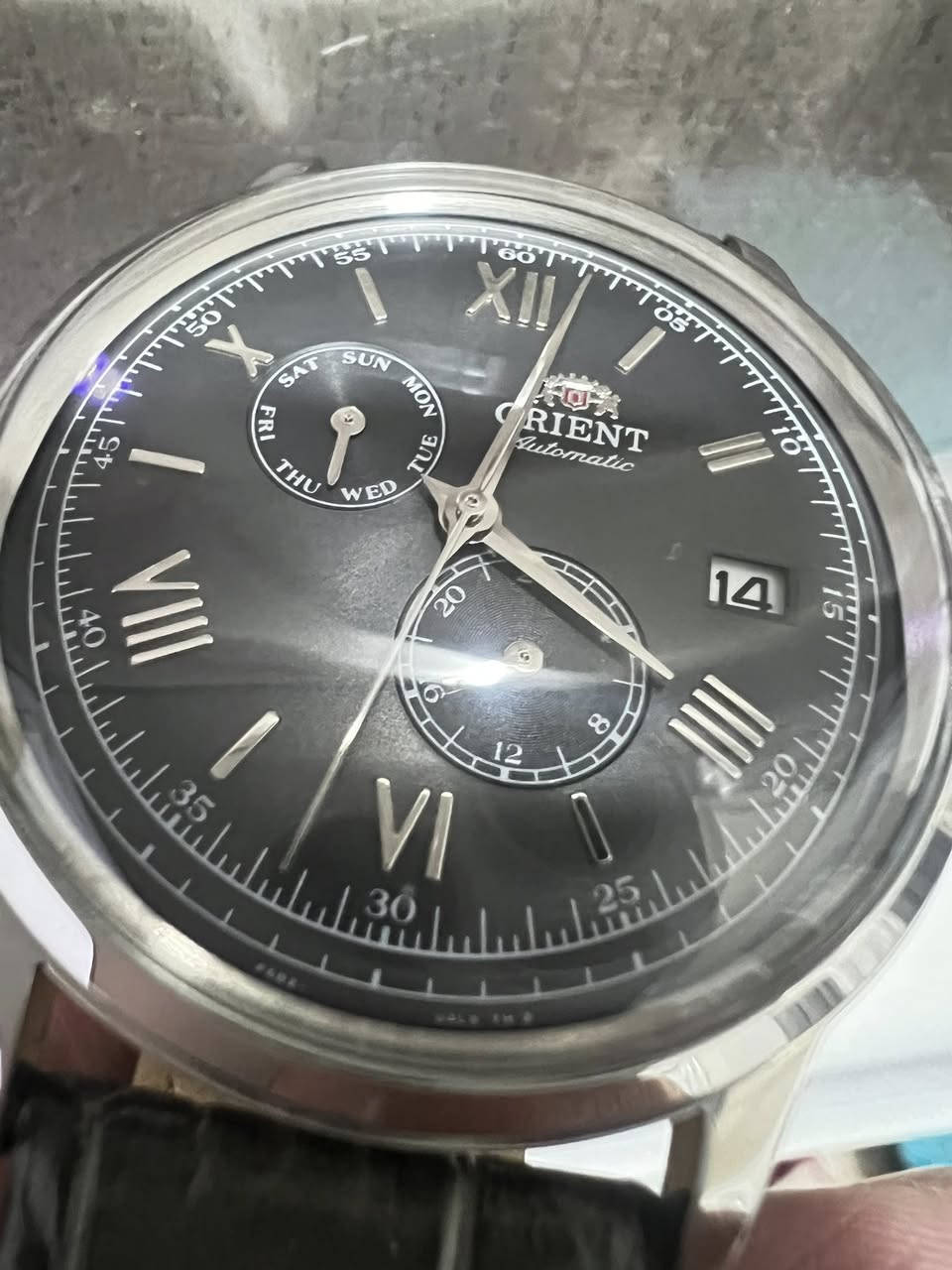 � للبيع: ساعة ORIENT Automatic أصلية + كامل الملحقات
💰 السعر المطلوب: ٢٧٠,٠٠٠ دينار قابل للتفاوض الخفيف
📍 الموقع: (السماوه )

⌚ المواصفات:
• ماركة: ORIENT
• موديل: أوتوماتيك – حركة F6B22 يابانية
• صناعة: تايلاند (Epson)
• ٢٢ جوهرة (Jewels)
• ظهر شفاف لرؤية الحركة
• شاشة التاريخ + مؤشر يوم الأسبوع
• حالة الساعة ممتازة و الشغل مضبوط 100%
• تعمل تلقائياً بدون بطارية

🎁 الملحقات:
✔️ علبة أصلية

✔️ نظيفة ومغلفة

📲 للتواصل:
📞 (***********)
📩
