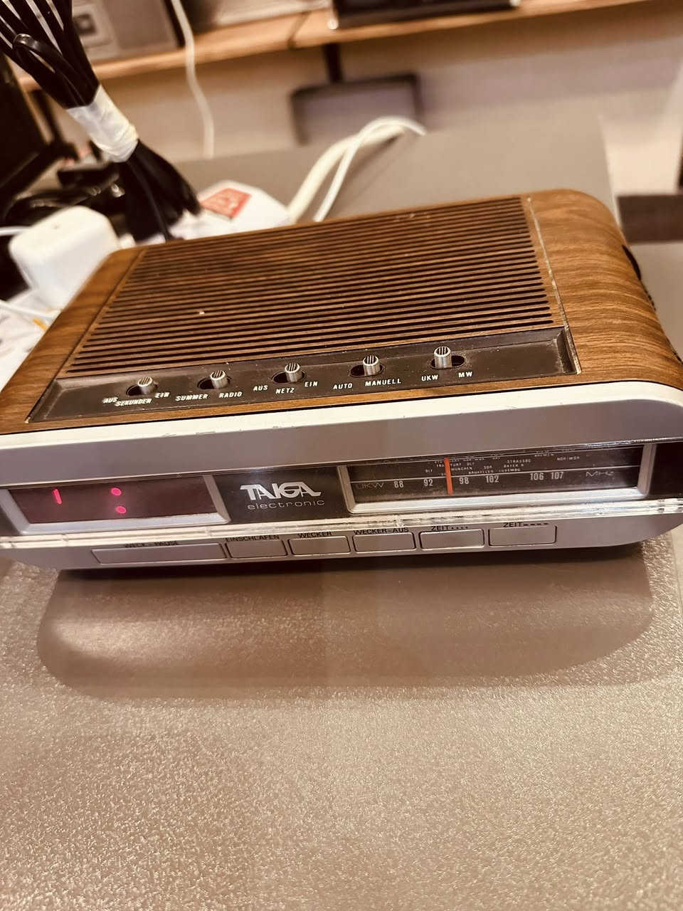 راديو الماني بساعة منبه   من نوع "Taiga electronic"، يتميز بتصميمه الخشبي الكلاسيكي وشاشة عرض رقمية. AM/FM 
*********** واتساب المحل في السليمانية يوجد توصيل
