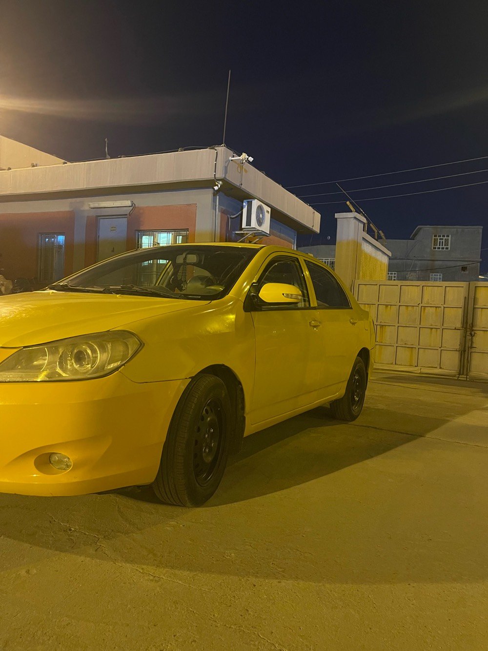 السيارة نوع BYD لونها أصفر، بحالة جيدة، مناسبة للاستخدام اليومي. تحتاج إلى بعض الإصلاحات البسيطة في البودي كما هو ظاهر في الصور. السعر منافس.
