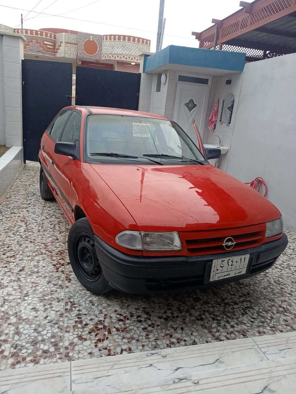 السلام عليكم استر للبيع الموديل91 قفل مركزي بور  سياره بدون قطره معجون خام فقط تطويز  كابون بنزين رقمها سنويتها الجديده شرط المكينه والجير السعر 46 ***********
