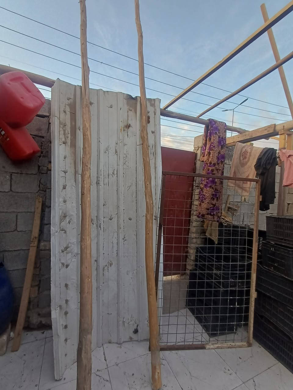 للبيع عمدان العدد ٢ ٤ متر جينكوه نضيفه ٣متر باب مشبج والشراي بخدمته اتصل ***********
