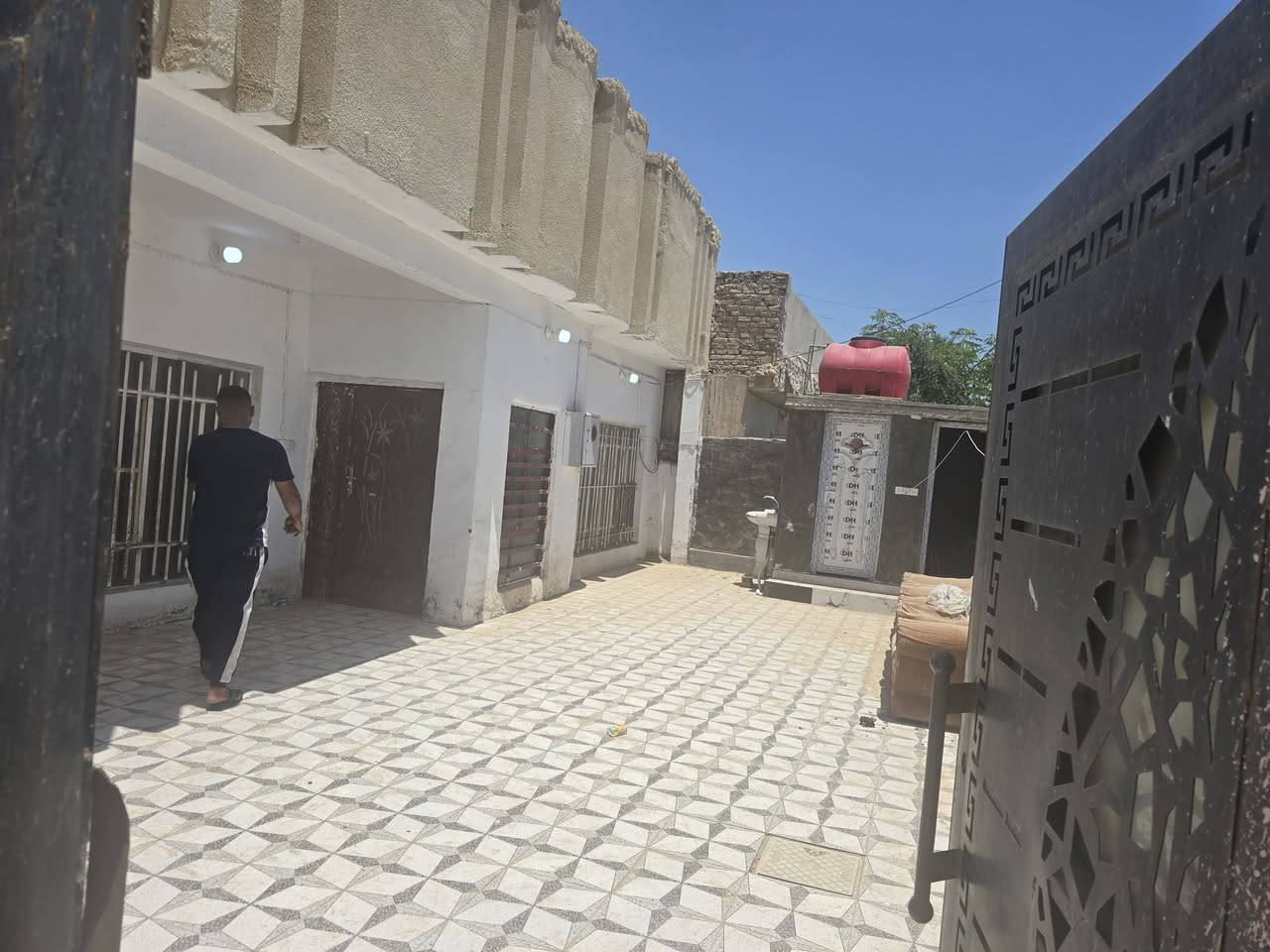 السلام عليكم بيت للايجار مساحته ٣٠٠ متر غرفتين وهول ومطبخ وستقبال بيت جاهز خلف صيدلية البيان قرب السوك ناحيه ***********
