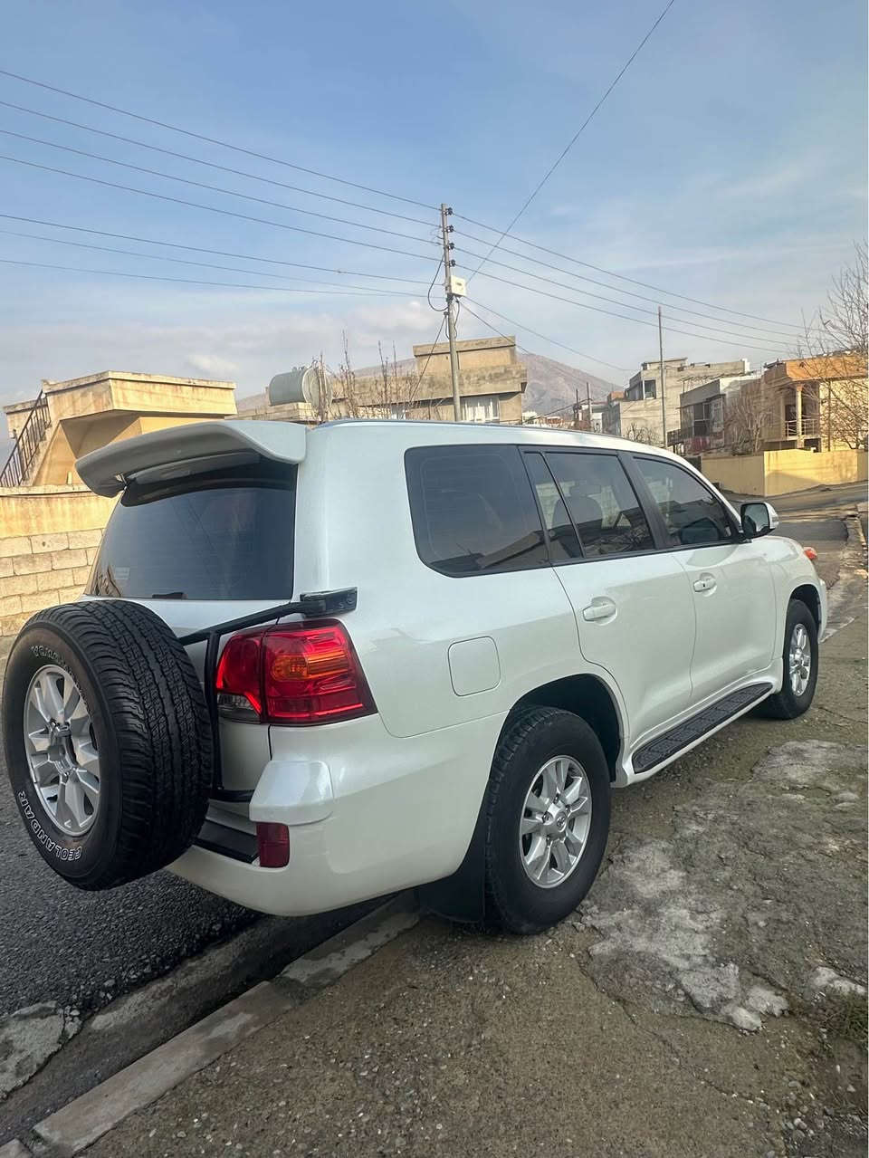 Toyota Land Cruiser 2014 GX 
شركه جيهان 
ده بل سپئر 
٢١٠ كم رؤشتووه 
گير و مكينه به شه رت 
نه كرايته وه بي عه يبه 
٣ پارچه و شاني بوياغن 
بي داخلي بي ليدران  
به ناوي خومه 
سنوي نوييه 
سعري 315$ كه ميك مجال 
*********** أربيل, العراق
