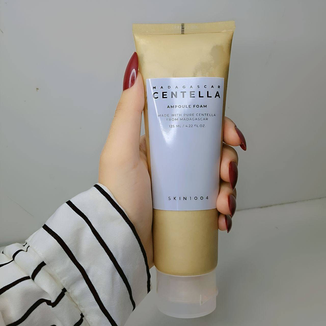 SKIN1004 Centella Ampoule Foam – 20ml
✨ غسول رغوي بالسنتيلا يزيل المكياج والشوائب بفعالية بنسبة تنظيف توصل لـ 92.6%، بدون ما يجرّد البشرة من زيوتها الطبيعية.
💧 تركيبة بجوز الهند تنظف بلطف + ترطيب.
🌿 غني بالسنتيلا يهدّئ البشرة ويوازنها.
🧴 قوام كريمي يتحول لرغوة ناعمة تنظف بعمق بدون جفاف أو تهيج.
💗 مناسب لكل أنواع البشرة حتى الحساسة.
المنشأ / كوريا 🇰🇷


**إذا كنت صاحب هذا الإعلان وتريد حذفه لأي سبب، رجاءا أرسل رسالة إلى الدعم الفني**