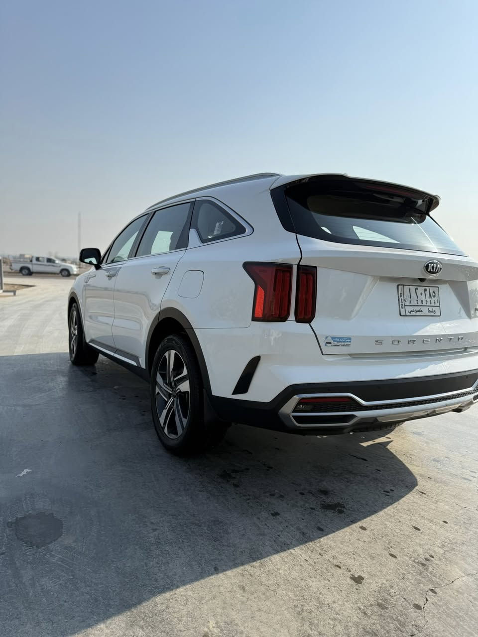 كيا سورينتو 2021 – فول أوبشن (بدون فتحة سقف) – خليجي – V6 6 سلندر
• المحرك: 6 سلندر بنزين 3.5 لتر (V6) قوي وناقل حركة أوتوماتيك 8 سرعات.  ￼
 • القوة: حوالي 272 حصان.  ￼
 • عزم الدوران: حوالي 331 نيوتن·م.  ￼
 • الدفع: رباعي AWD لتحكم وثبات ممتازين على الطرق.  ￼
 • السرعة القصوى: تقريبًا 210–211 كم/س.  ￼
 • تسارع 0-100 كم/س: تقريبًا 7.5-7.8 ثانية.

عدد المقاعد: 7 ركاب (ثلاث صفوف).

 • مقاعد جلد (أمام وخلف ).  ￼
 • شاشة مركزية مع نظام ترفيهي (يدعم Apple CarPlay / Android Auto).  ￼
 • تكييف أوتوماتيكي مزدوج المناطق.  ￼
 • تحكم كهربائي بالمقاعد الأمامية.  ￼
 • بلوتوث / AUX / USB.  ￼
 • تشغيل بالزر (Push Start) + دخول ذكي 

موصفات معروفة ماشية 120الف 
السعر 259ورقة    ضرر بسيط كلش بارد قليل فقط ما مصلحة 
مكاني واسط صويرة 
للستفسار اكثر ***********
