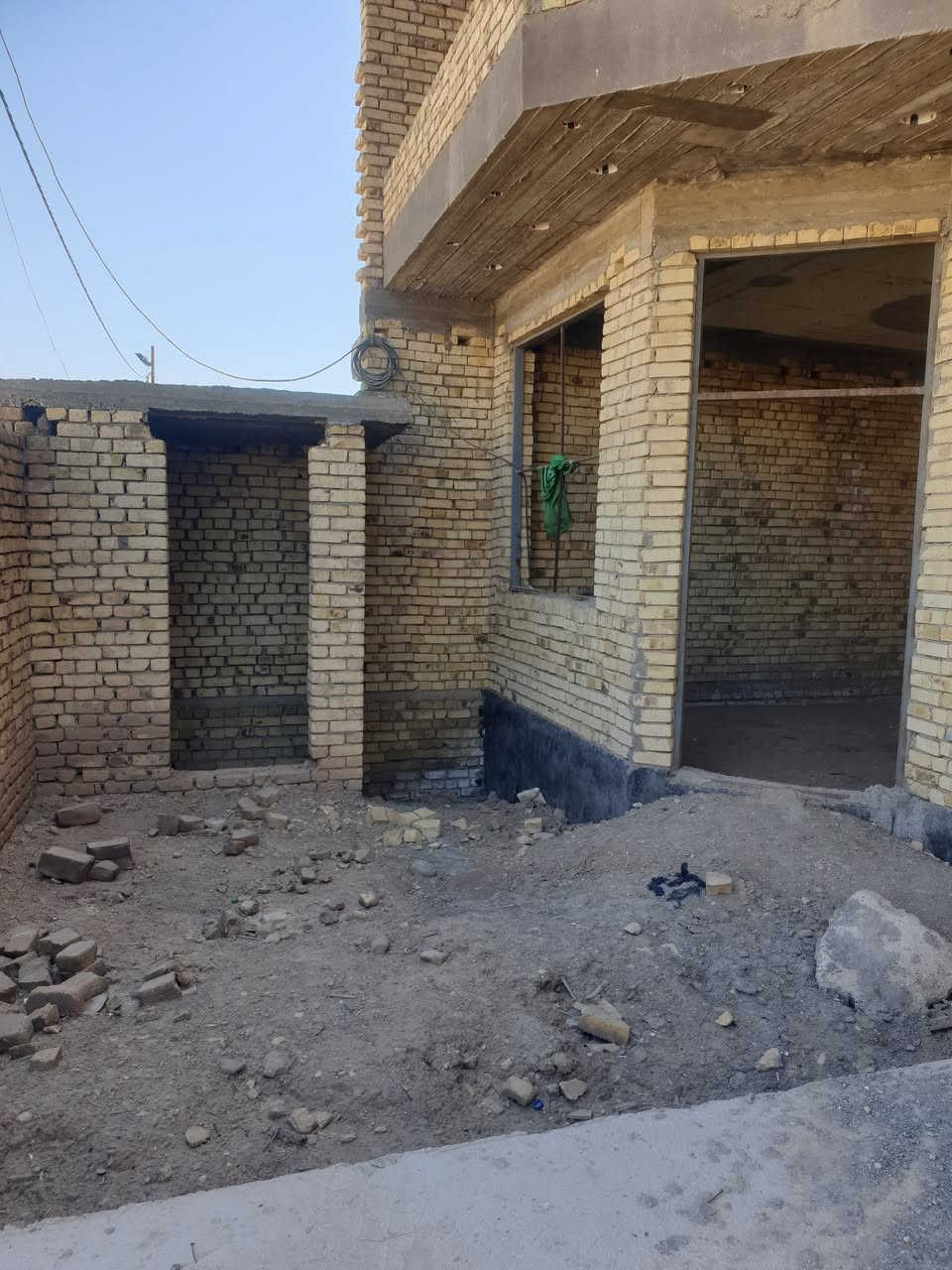 🏠 هيكل للبيع - طابقين بتصميم عصري وموقع مميز 🏠
📍 الموقع: أرض العامري - مجمع إسكان الصحة. منطقة مخدومة ماء كهرباء مجاري مرصوفة سبيس  يبعد عن شارع بغداد ٥٠٠ متر 
📐 المساحة: 200 متر مربع.
تفاصيل البناء:🔸 الطابق الأول:
• غرفتين نوم واسعة.
• هول داخلي (صالة).
• غرفة استقبال مستقلة.
• الملحقات الخدمية (مطبخ وحمام).
🔸 الطابق الثاني (نظام سويتات):
• يتكون من جناحين (سويتات عدد 2).
• ميزة التصميم: إمكانية دمج السويتات لتكون شقة واحدة واسعة، أو فصلهما تماماً للحصول على وحدتين منفصلتين (مثالي للاستثمار أو العائلات الكبيرة).
✨ المميزات:
• موقع هادئ وضمن مجمع سكني مخدوم.
• خريطة بناء حديثة تستغل كل شبر من المساحة.
• هيكل متين وجاهز لإكمال التشطيبات حسب ذوقك الشخصي. 
📞 للتواصل والاستفسار:
يرجى الاتصال على الرقم: (***********)
أو مراسلة الصفحة مباشرة عبر الخاص.
#عقارات #للبيع #هيكل_للبيع #إسكان_الصحة #أرض_العامري #عقارات_العراق #بيت_للبيع
