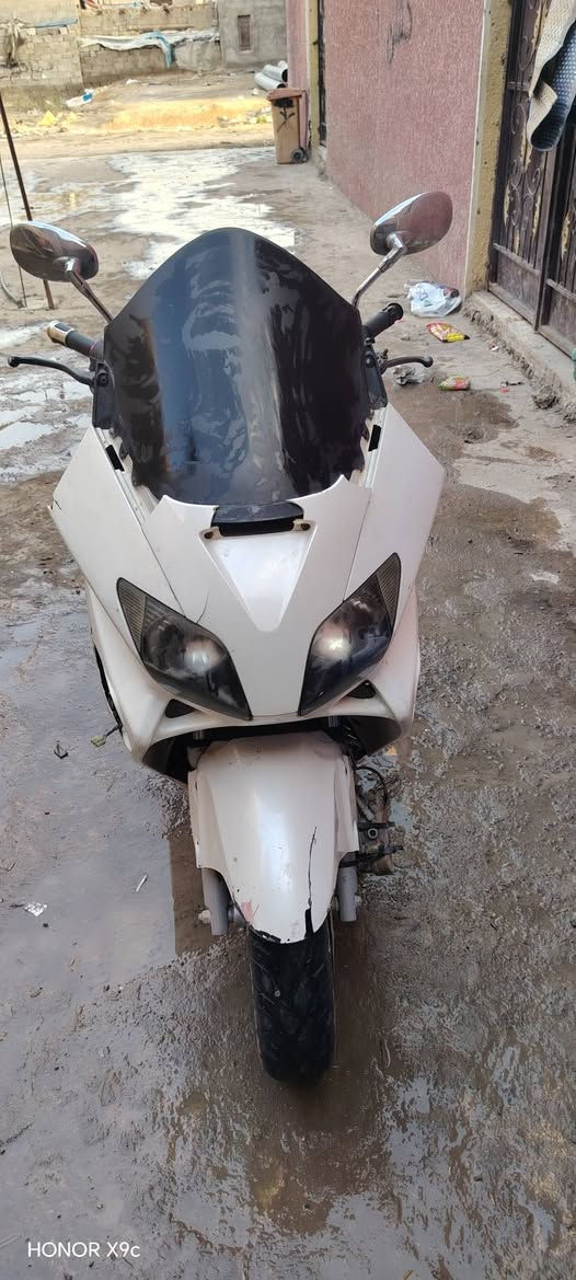 دراجه للبيع فورزا 06 مقفوله كهربائياتها المكينه بها تبخير خفيف كفراته تعبانه وبيهاه 300 وبها مجال عنوان بغداد***********
