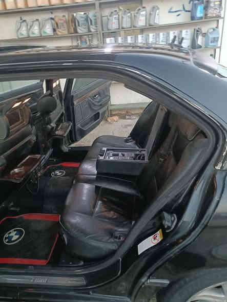 اخوان بي ام خفاش للبيع 
موديل 2000 اصل 750//الي بيها حاليا 44هوه
السيارة في اي بي مواصفات 
يدات باب لد داخل خارج
فتحه 
دبل جام 
خمس بردات
برده خلفيه كهرباء
ميز طعام
مرايه قلاب بل كشن
ضهر كسار 
تليفون امامي خلفي
صندوك شفط
جكات خلفيه
لايت زنون اصلي يعني بليل نهار 
رقم الماني بسمي يعني التحويل ثاني يوم
ويل كب باخره حجم 19
لارج باب طويل 
نظام رئاسي
هاتف ***********
السعر 90
وبيها مجال لطيبين تحياتي وتقديري لكم حميعآ
