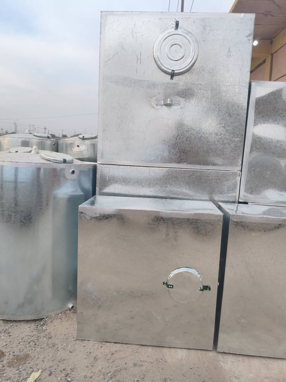 معمل خزانات بيجي شارع العام قرب شارع البعيجي معمل الثلج يوجد تانكيات نفط زغار وكبار ومقطورات  باانواعها حديد ثقيل وخفيف حسب الطلب للاستفسار اتصل ع *********** /// ***********
