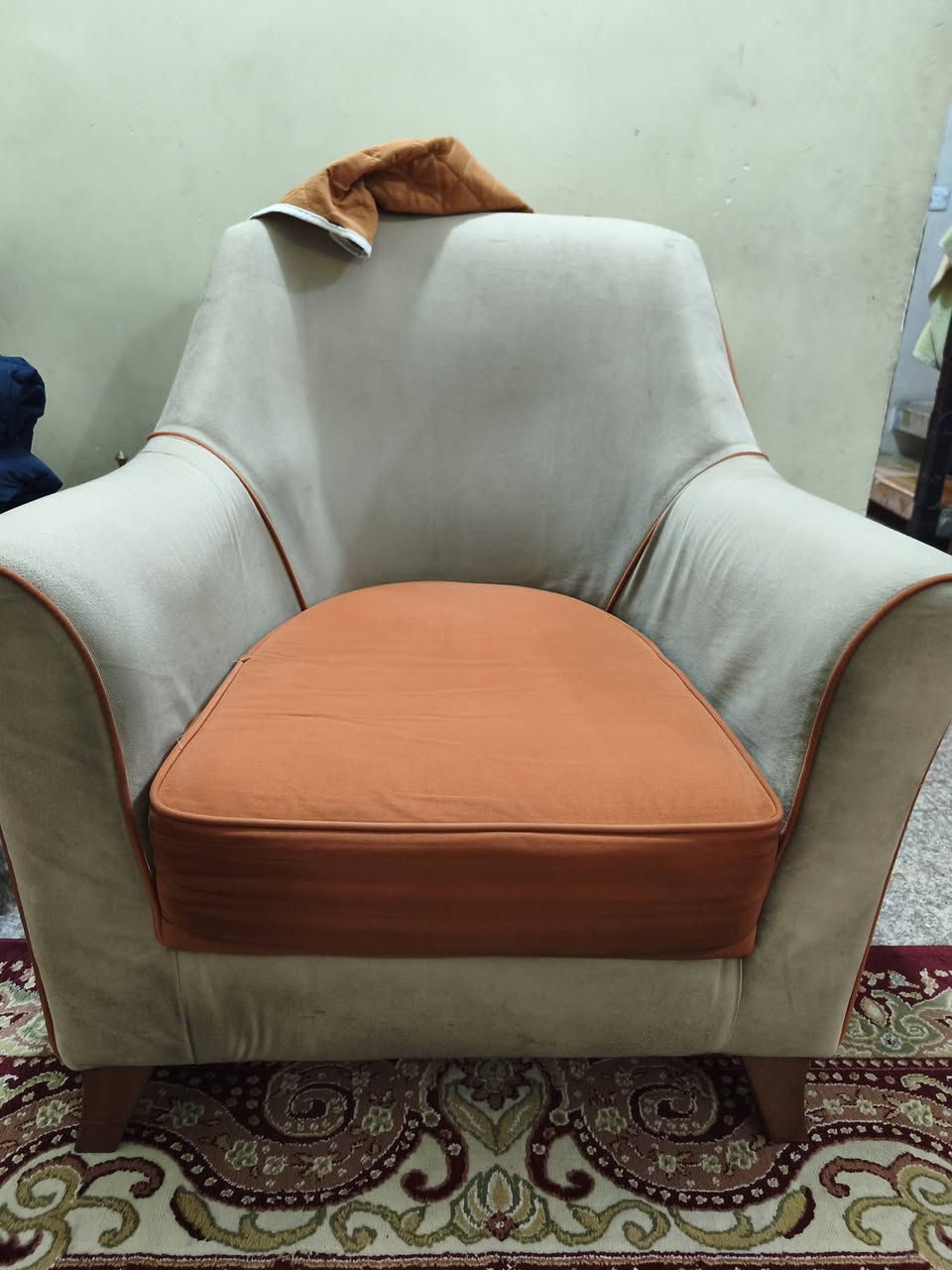 تخم قنفات تركي مخزن حفظ مع وسائد .
مستعمل السعر ٤٠٠ الف بي مجال أن شاء الله مكان كميرة مقابل الجزيرة السياحية. *********** .
