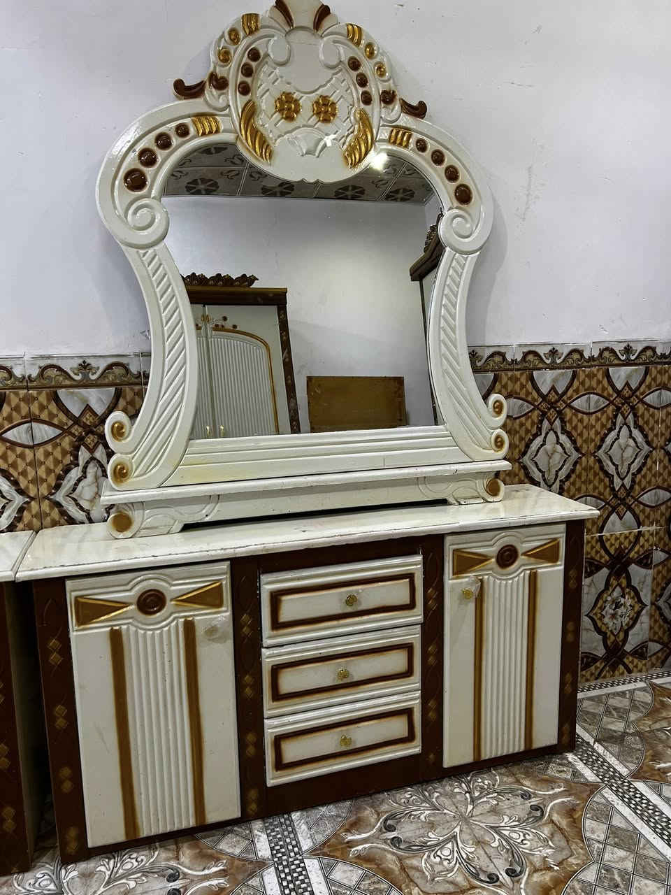 غرفه اخشاب ام السته نضيفه كلش سعر 800 وبيه مجال عنوان سوك الشيوخ حي العسكري رقم ***********@إشارة
