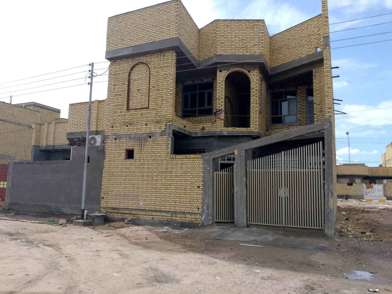 دار للبيع مقاطت 56
المساحه 200     /البناء طابقين /الطابق الول كامل فقط الرضي //الطابق الثاني فقط كامل البواب والشبابيك /ومطلوب 46مليون للقرض السعر الاتصال علا صاح البيت أو المراسله  ***********
