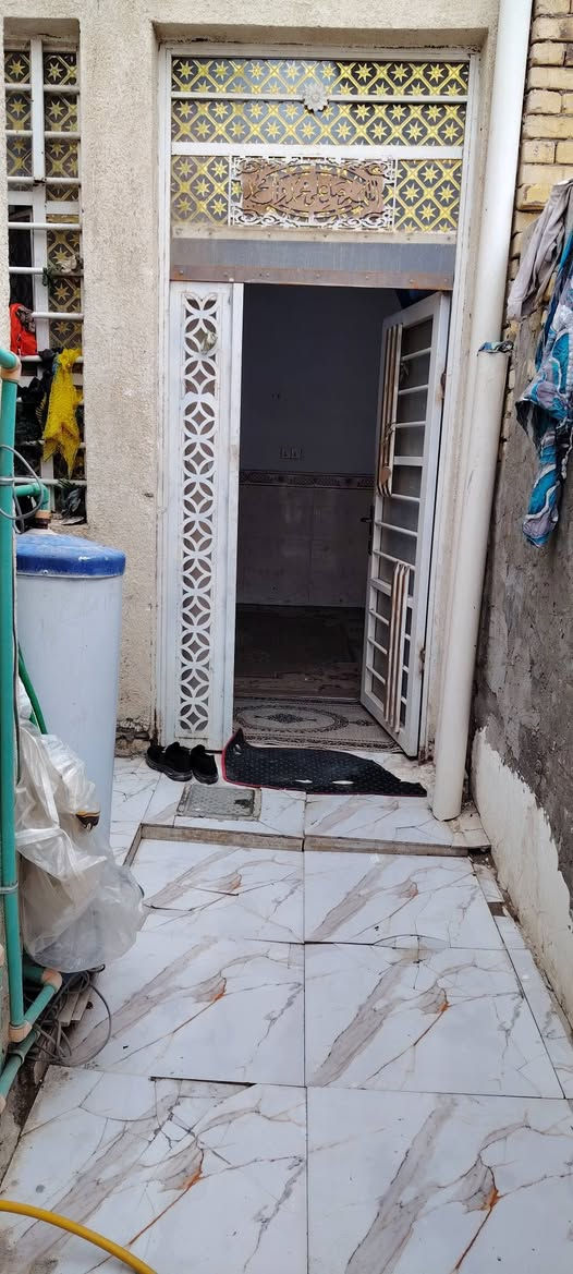 السلام عليكم بيت 100متر خلفي طابو صرف مداور طابو العنوان الناصرية حي الكرامه نهاية شارع العياده قرب صايدين جدد سعر 65وبي مجال الاستفسار على رقم ***********
