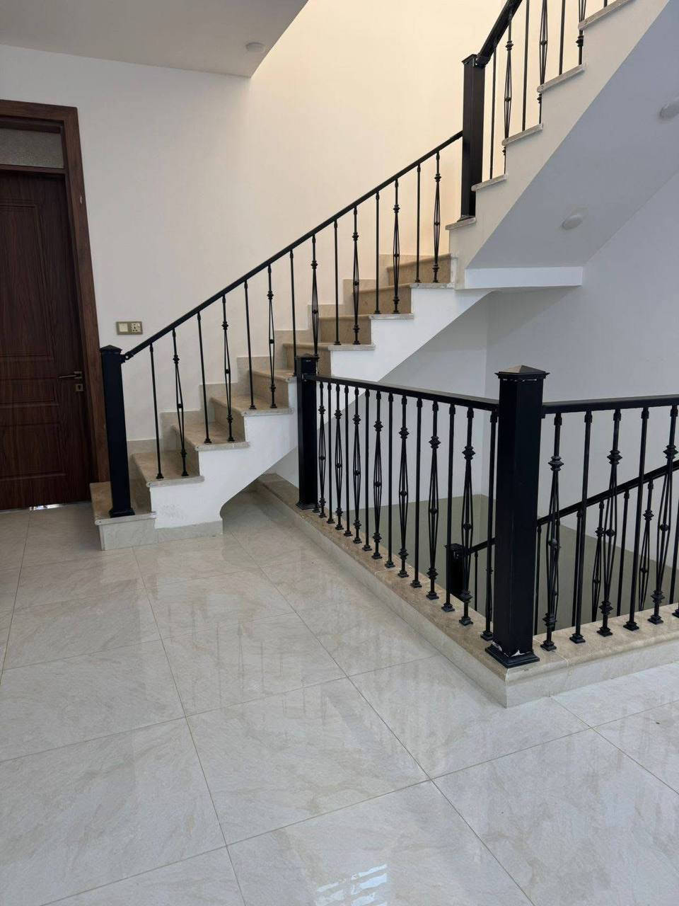 تفضل هذا الكابشن بلهجة عراقية بيضاء، قريبة للقلب وتركّز على الفائدة:

---

**تخاف على أطفالك من الدرج؟ أو حاس ديكور بيتك ناقصه لمسة فخامة؟** 🤔
الدرج بدون محجر مو بس خطر، بل يخلي شكل الصالة "فارغ" ومو مرتب.
إحنا نحلك المشكلة! نشتغلك **محجرات درج** تجمع بين القوة والأناقة.. تصاميم حديثة (مودرن) تناسب ذوقك وتخلي بيتك آمن وشكله يجنن. ✨

✅ دقة بالموعد.
✅ كادر درجة أولى.
✅ أسعار مناسبة وتنافسية.

**لا تحتار، بيت العمر يستاهل الأفضل. احجز قياسك هسه وراسلنا  خاص 📩

#محجرات #درج #ديكور_عراقي #تأثيث #بيت_العمر


**إذا كنت صاحب هذا الإعلان وتريد حذفه لأي سبب، رجاءا أرسل رسالة إلى الدعم الفني**