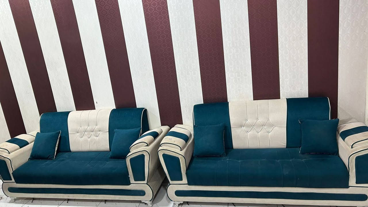 سلام عليكم قنفات للبيع سعر 350 وبيهن مجال قليل عنواني الحيانيه شارع الصنكر ع مستطيل مابيهن شي بس وحده شويه نازله خشبتها رقم مبايل ***********
