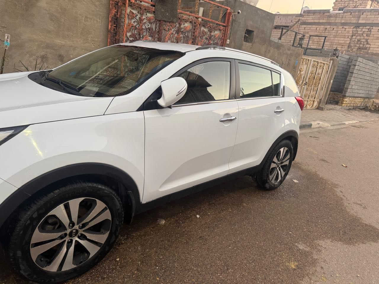 السلام عليكم 
 كيا سبورتج خليجي اصل 2014 بصرة
السياره مكفوله من كلشي  ناعمه بدون حادث بدون صبغ 
 سياره بيها بعض الشخطات البسيطة جدا. اذكرها من باب حلال وحرام 
 كما موضحه في الصور وتخم تايرات جدد سبير ما نازل 
محرك 4️⃣ سلندر 2.400 او 2000 ما اعرف حجم محركها صراحه

السياره ماشيه 120.000 
داخل لون رصاصي
فول مواصفات ما عده الفتحه تحويل مباشر
ورايدها بسعر 155 ورقه وبيها مجال
وات ساب  ***********
