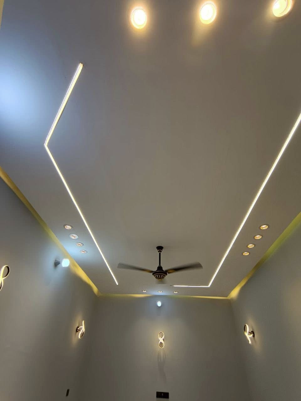 بيت سكن للبيع مساحة 130 متر🏡
المكان الحمزه الشرقي قرب مركز الشباب
بيت مرتب ونظيف، البناء عكادة وبلوك وتشطيب حديث ✨

جاهز للسكن ومناسب للعائلة.

🔹مطبخ 4x4

🔹 غرفة 5×5

🔹 صالة 4×5

🔹 استقبال 6×4

🔹 حمام داخلي

🔹 منور

🔹 صحيات + حمام خارجي

البيت كامل جبس بورد حتى الصحيات، وشغله مرتب ومريح

📩 للاستفسار والمعاينة ***********
