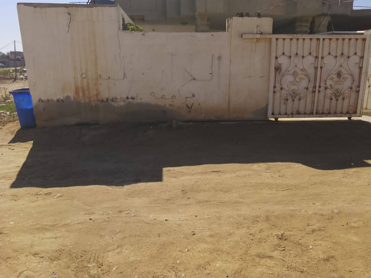 سلام عليكم بيت للبيع ع طريق المطار خلف حي الصناعي المساحه 220يتكون +ستقبال +مطبخ +غرفتين +صاله الاستفسار***********
