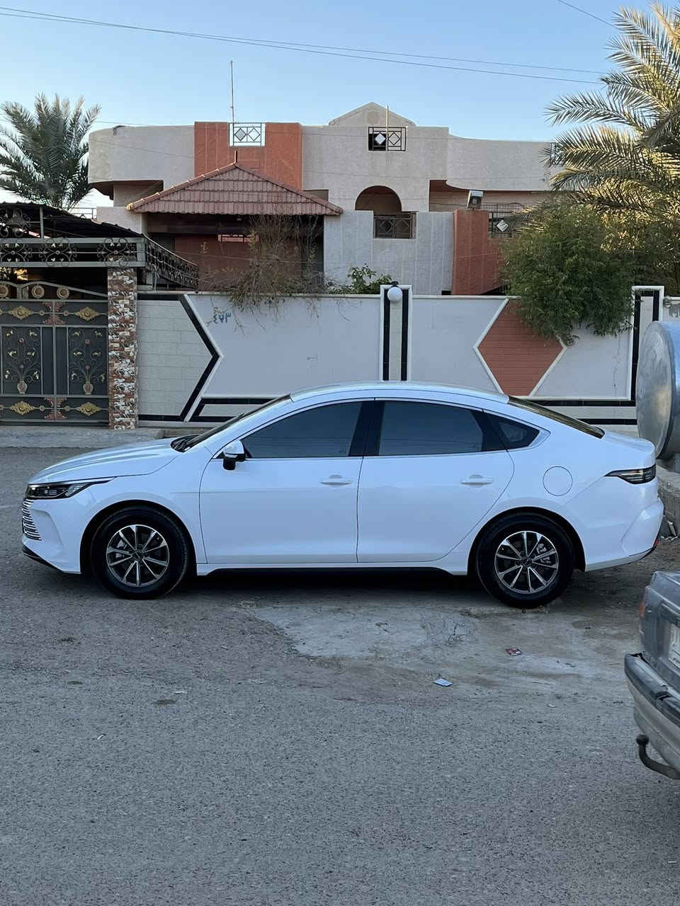 السلام عليكم بي واي دي دسترويال موديل 25 سياره نضيفه وجديدة وع حسب الاصول السياره استخدام بيت السياره ماماشيه هوايه بعدها ع وضعية الشركة والتحويل ثاني يوم
 ‭0783 193 3158‬
