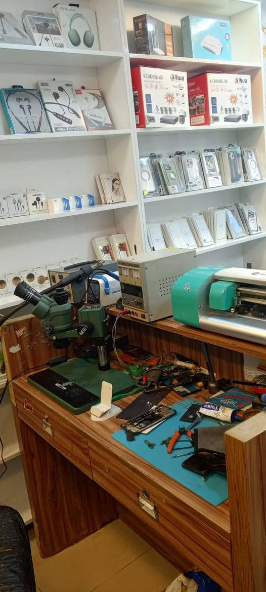 محل كامل للبيع في منطقة الامين في شارع سوك الامين قرب دار الشفاء لعدم التفرغ والزام الدوام *********** السعر 2مليون
