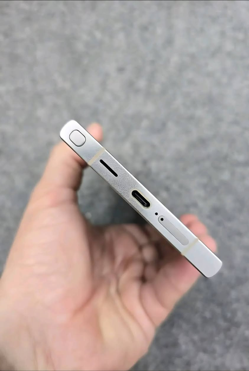 السلام عليكم جهاز S24 Ultra نضافه 100/100 دبل شريحه 256 كامل ملحقاته مع ٤ كفرات ماركه السعر ٩٠٠ قفل او مراوس مع ايفون 16 برو ماكس ونطي فرق  العنوان بغداد ***********
