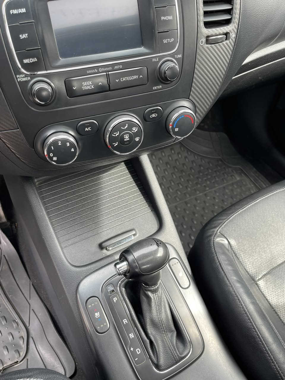 السلام عليكم كيا فورتي2015 EXلمتد اعلى فئه حادثهه بارد فقط بيهه صبغ دوسه بلعراق  السياره ليبل واحد.
المواصفات 
أناره ترحيب عند الاقتراب
بصمه تشغيل وابواب
سلايد رووف
مثبت استيرن عند السرعه
تدفىئه استيرن
كشن السايق كهربائي وخزن ميموري 
كشن السايق تدفئه تبريد وبقيه المقاعد تدفئه
لد امامي وعليهه منظومه زينون 
مري الجانبيه شفط 
المرايه الوسطيه معتمه بيهه منظومه غاز 
منظمه غاز بيهه
سنويه لل٢٨مساقطه
محرك 2000GDi
السعر ١٢٨$
اتصال ***********
مااتعامل بلتليفون تعال شوفهه ياله ورقم الشاصي من ضمن الصور الي يريد يطلع حادثهه
