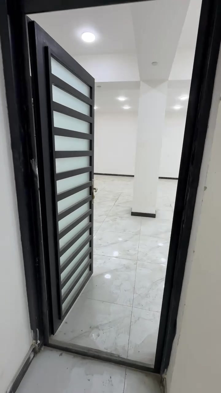 السلام عليكم
بنايه تجاريه للايجار مساحه 250م واجهه 12.5 نزال20

متكونه من 3 طوابق وغرفه حارس

كل طابق يحتوي على خدمات

كذلك تحتوي على مصعد للاشخاص ومنظومه حريق ودرج طوارئ

البياع الاولى شارع 20 مقابل مجمع الزوالي

للاستفسار ***********

***********
