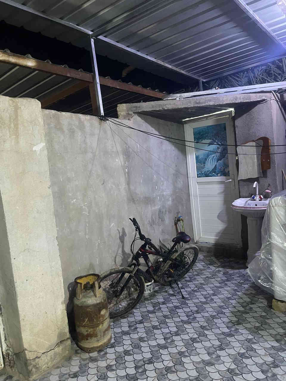 سلام عليكم 
بيت للبيع مساحته 120 طابو صرف قرب معمل السمنت 
طابقين 
الطابق الاول يحتوي علئ
غرفتين 
مطبخ
صاله
استقبال 
حمام +ترك
والطابق الثاني غرفه وحمام وصاله
ويوجد طاقه شمسية في البيت
للاستفسار والسعر اتصل على 
***********
