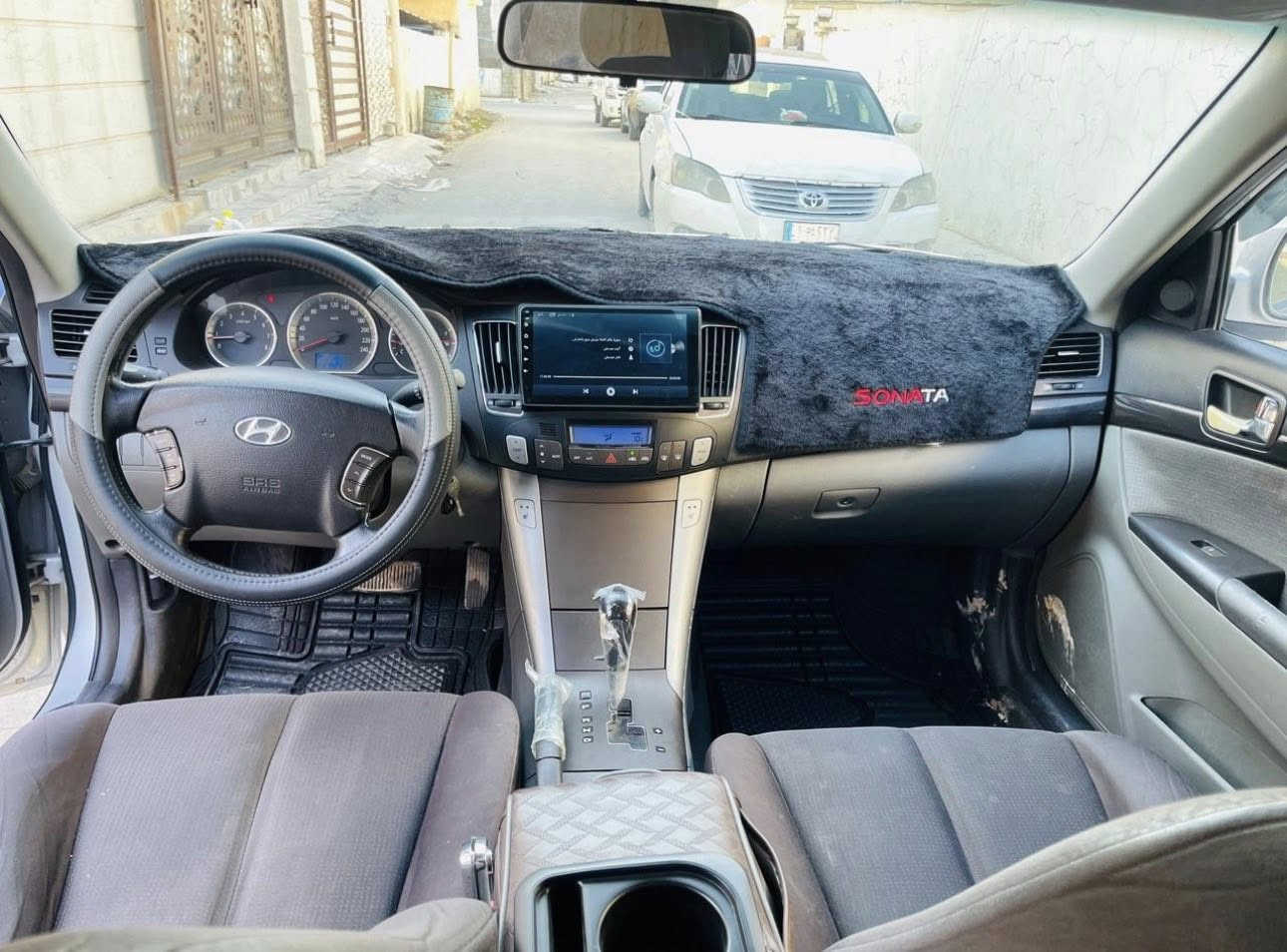 السلام عليكم للبيع سوناته موديل 2010 كفاله كير محرك صدر تخم تاير بيها جاملغ الامامي جه السايق صبغ فقط ماشيه السياره بعدها على وضع الشركه نضام واحد محرك 2000 السعر 115 وبيها مجال 
رقم الهاتف ***********
