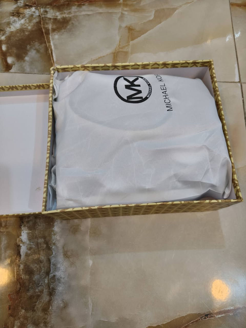 السلام عليكم 

للبيع 📦 

حقيبة نسائية من ماركة Michael Kors 

من طراز Mirella الصغيرة، 

وتتميز بنقش شعار العلامة التجارية باللون الأبيض على خلفية بنية.
@
تتكون الحقيبة من جلد محبب ومتين.

تأتي مع مقابض علوية بيضاء وحزام كتف قابل للفصل.عادةً ما تتضمن جيوبًا داخلية للتنظيم ومبطنة بالكامل.


**إذا كنت صاحب هذا الإعلان وتريد حذفه لأي سبب، رجاءا أرسل رسالة إلى الدعم الفني**
