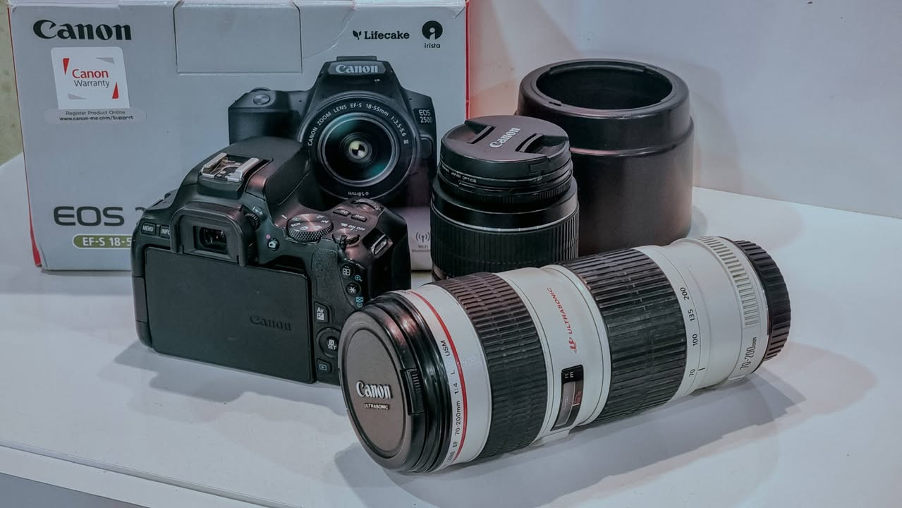 كانون 250 D 
نضافة 100 % 
العدسة الاصلية 
عدسة 70.200 فتحة 4 
بطاريات 2 
شاحنة 
رام 
كارتون وجميع الملحقات الاصلية


**إذا كنت صاحب هذا الإعلان وتريد حذفه لأي سبب، رجاءا أرسل رسالة إلى الدعم الفني**