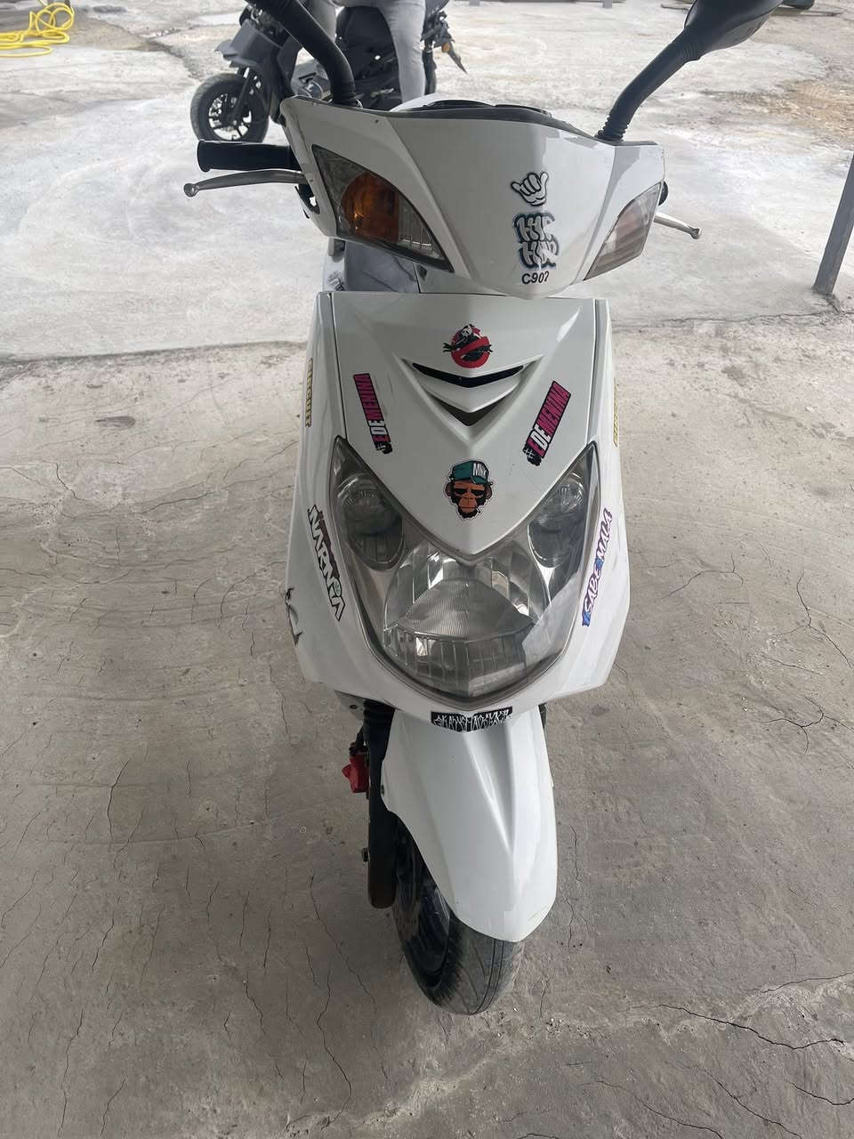 سلام عليكم سكنس فحل درجه تخبل ساعه ومعدل درجه نضيفه لا مفرحه ولا بيه نقص شي لمكان  سعر ٦٥٠رقم صاحب دراجه ***********
