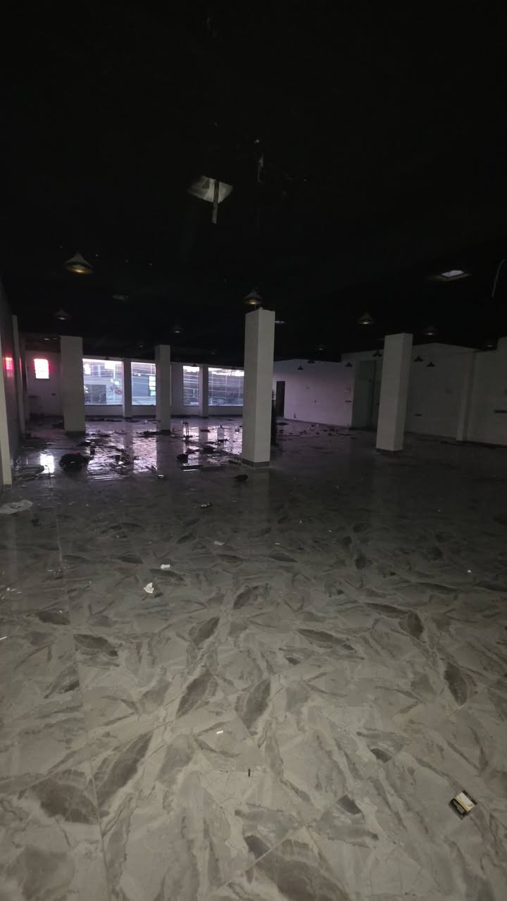 صاله مفتوحه للايجار 
الموقع الموصل حي البكر شارع جامع البديع 
المساحة ٣٠٠ متر واجهة ١٥ عمق ٢٠
للاستفسار الاتصال على الرقم ***********
او التواصل على الخاص 
مكتب نون لتجارة العقارات الكائن في حي المصارف مقابل مسبح الابراج قرب مطعم قصر السلطان 
اوقات الاتصال من الساعة العاشرة صباحا وحتى الساعة التاسعة
