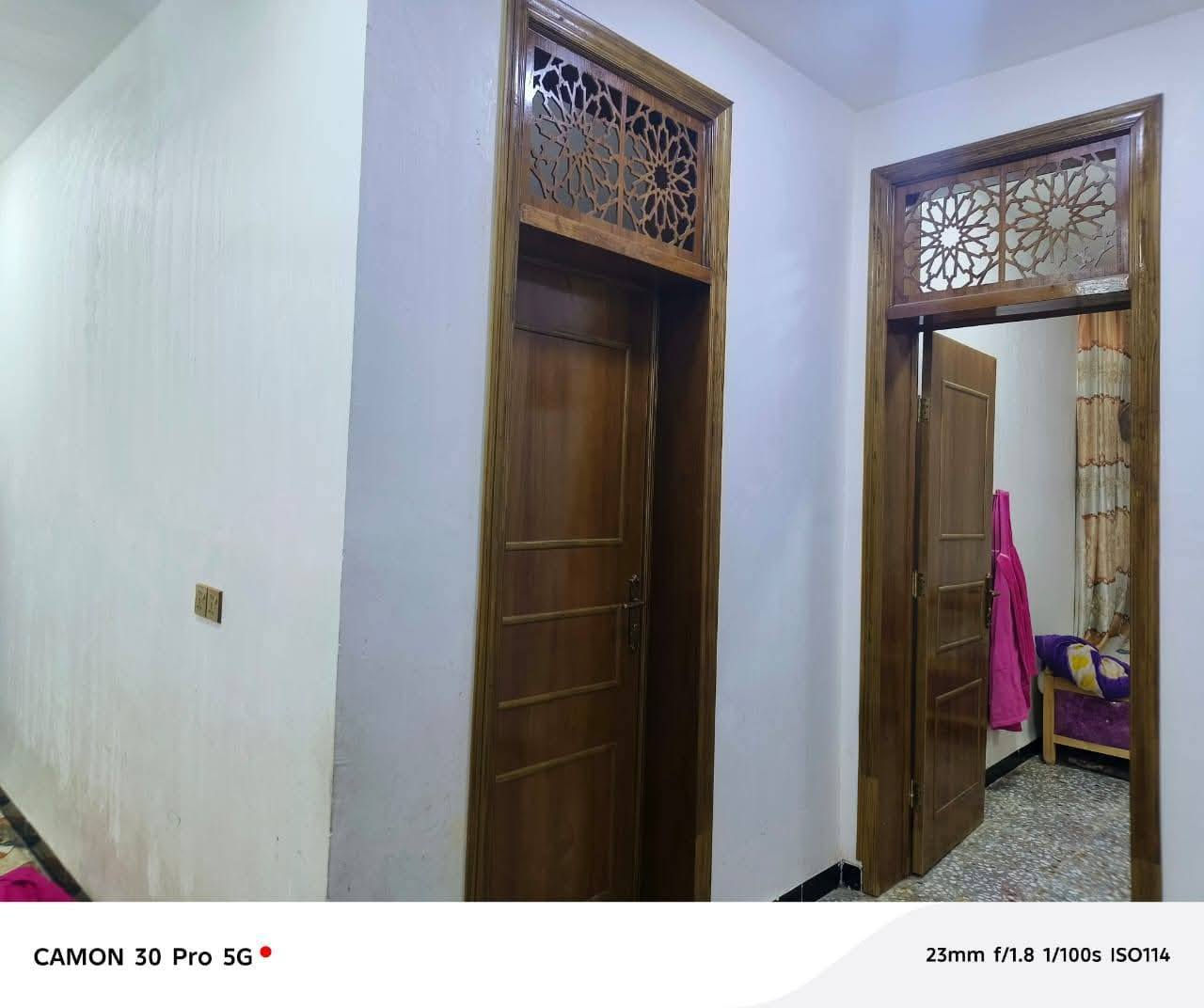 بيت للبيع 
180م
سند25
الموقع زوير خلف المشروع قرب الملعب الخماسي 
عرض الشارع 10 م تبليط 
غرفتين نوم 
صاله هول 
مجمع صحيات 
داخليه وخارجه كراج سيارة وحديقه.. 
طابوك جمهوري البيت كله اي نقص مابي 
السعر 170
للاستفسار  اتصل ***********
