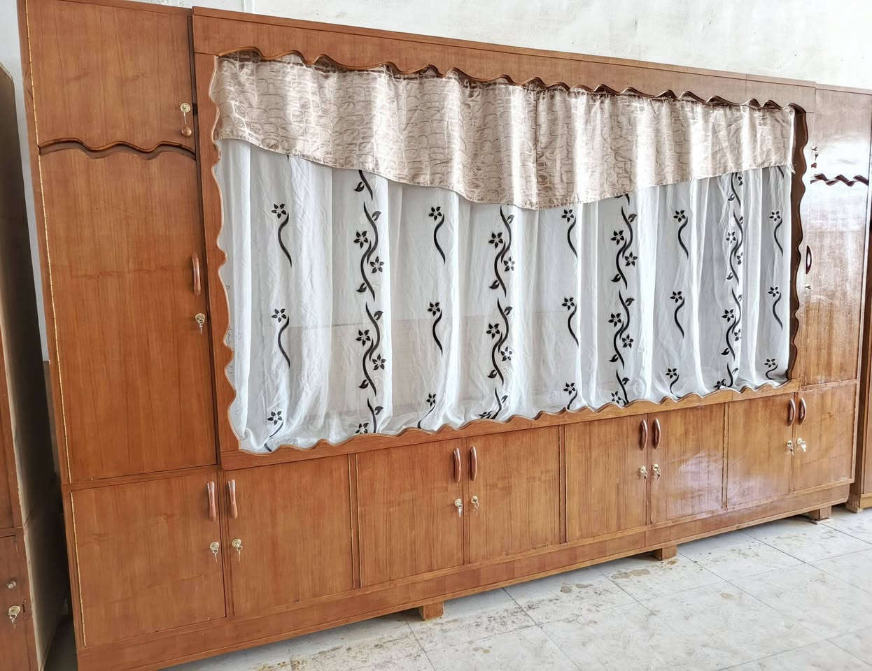 سلام عليكم👋👇
 معرض فراش خشب صاج بشرط حطاطه شغل تفصال🏤الشكل والتصميم رووعه🔥❣️داخل وخارج صاج كله عراقي🔥

قياس3 متر  و90 سنتيم🤗 يعني اربعه متر اله عشره😍
والعمق 60 سنتيم 
والارتفاع 2 متر و50 سنتيم مترين ونص🥰
العنوان/جلؤلاء مدخل سيطرة المعسكر  بدخوليه بلظبط عل ايدك الايمنه 🌺 مزاد ارشد الدهلگي
***********
