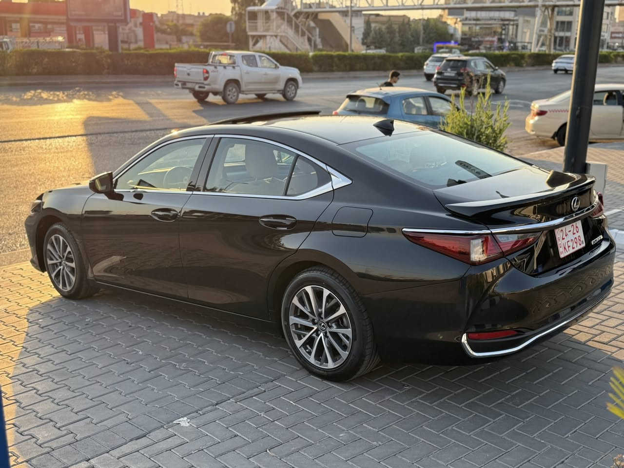 لكزز موديل 2025 لون نفطي 
فئه se 300h 
هايبرد 
محرك 2500 
ماشيه 1.900 ميل فقط 
السياره اعلى فئه فول مواصفات للاخير 
كشنات جلد تدفئه تبريد 
داخل لونين مميز 
داخل جلد 
ستيرن مرصع بصاج 
شحن واير ليس 
فتحه سقف 
السياره بيها جاملغ مبدل ومصبوغ 
وبنيد مشخط ومصبوغ بدون تبديل فقط صبغ 
بدون دواخل شاصي لغد مكفول 
ايبراك البرده الخلفيه 
السياره موجوده باربيل حاليا 
السعر 277$ وبيها مجال بسيط بدون رقم
للاستفسار: ***********
