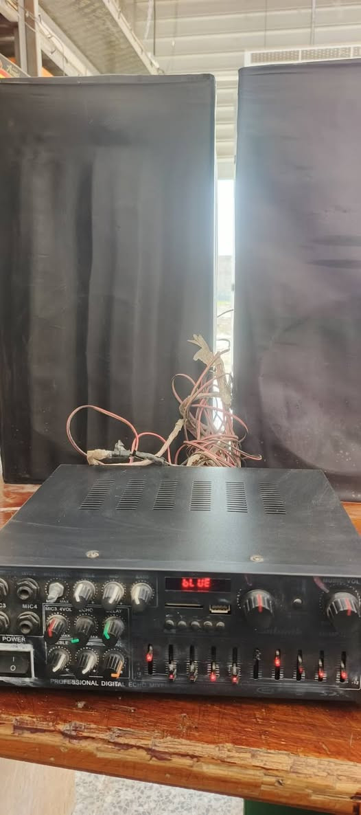 السلام علكيم جهاز صوت
شغال ومرتب وسماعات اني مغلفهن بقماش اسود
السعر 125 وبيه مجال 
عنواني الشعلة ***********
