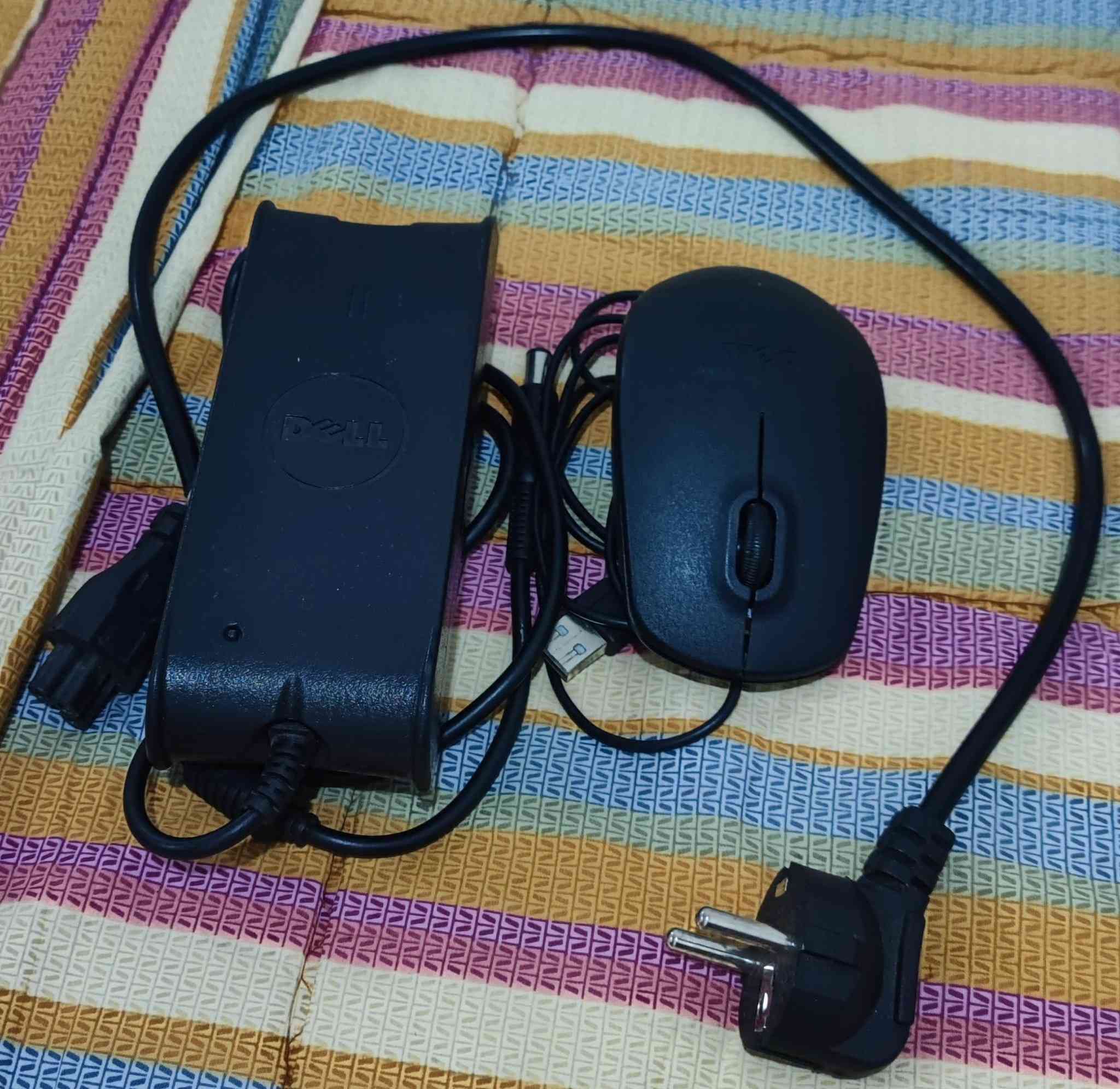 للبيع حاسبة Dell كلاسيكية عملية ومتينة جداً 
💻 الموديل: Dell Latitude D620
🧠 المعالج: Intel Core 2 Duo T5600
💾 الرام: 1.5 غيغابايت (1.50 GB RAM)
💿 النظام: Windows 7 Ultimate
🔋 البطارية: ممتازة وتستقبل الشحن بشكل طبيعي وسريع.
🖥️ الشاشة: 14.1 بوصة (نظيفة وواضحة جداً وبألوان كاملة)
⌨️ الكيبورد: عربي / إنكليزي نظيف جداً بحالة ممتازة
🛠️ الهيكل: سبائك المغنيسيوم الصلبة، قوي جداً ومقاوم للصدمات.
الحاسبة نظيفة وشغالة بشكل طبيعي 100%، وتأتي مع شاحنها الأصلي.
السعر: [قيم بالي يرضي الله ]
للتواصل والاستفسار: [*********** أو راسلني خاص]
