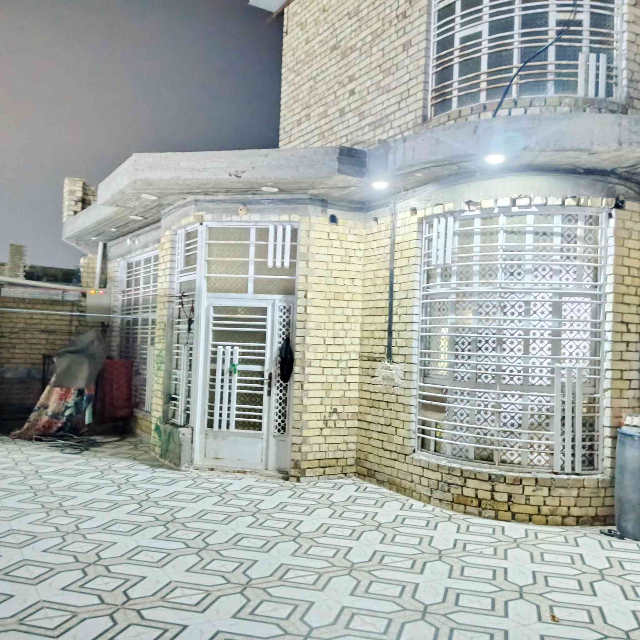 سلام عليكم بيت البيع  مساحه 280 استقبال 11 /4 الغرف نوام 2 /4*5
مطبخ  صاله مفتوحه  الوجهي 13  انزال 20  الاستقبال كاشي  الكراج  كاشي  البيت سارميك. من عده الغرف الرقم ***********
