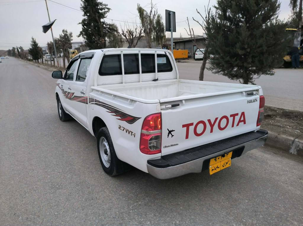 مەرزیە 2013 
سەیارەڪە بۆیاخی نیە
تەنها یەک بست ساردی هەیە
هیچی تری پێوە نیە " 
سەیارەکە یەک دەستە تەنها 117هەزار ڕۆشتووە 
هەر چوار تایەی تازەیە ،سەنەوی بەسەر چووە
سەیارەکە ماڵی دۆستە دینارێک مەسەرفی تێدا نیە
سەیارەکە توندو تۆڵە تەقەو ڕەقەی بەشەرەت
$سعر183
بەس دەفرۆشم
***********
*********** ديبيس, كركوك
