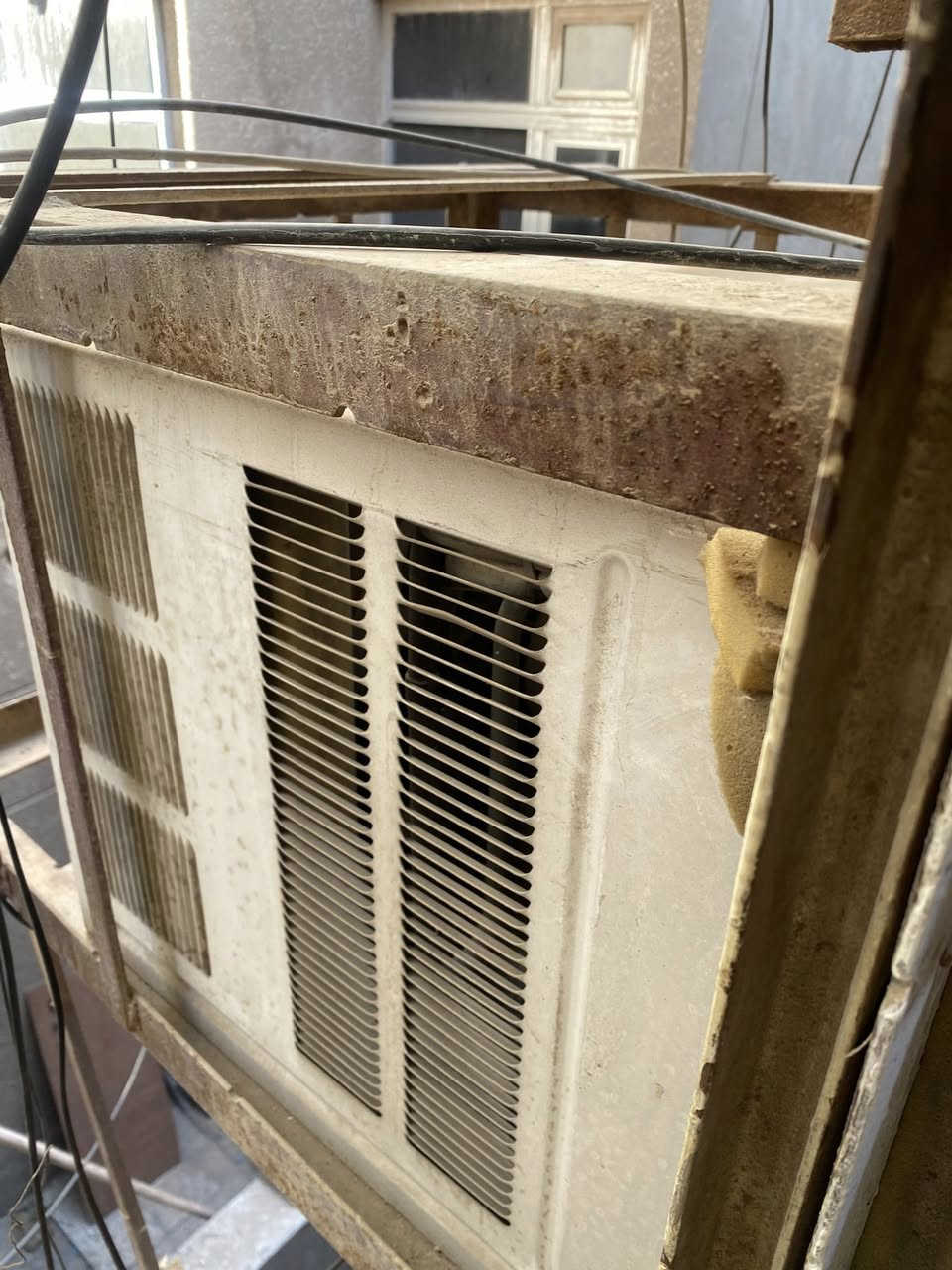 السلام عليكم
اغراض للبيع المكان بغداد الكرادة 
طباخ مرمر 5 عيون شغال كامل ب 160 الف
مكيف 2 طن ميديا شغال تبريد وتدفئة سعر 150
للتواصل خاص او ***********
